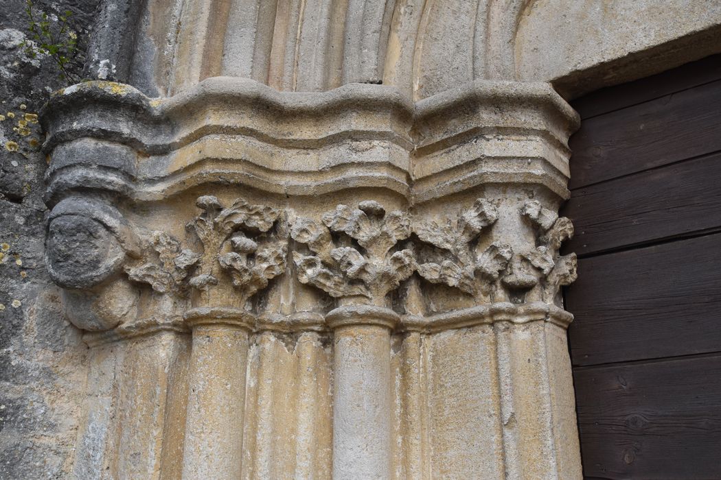 portail d'accès ouest, détail des chapiteaux sculptés