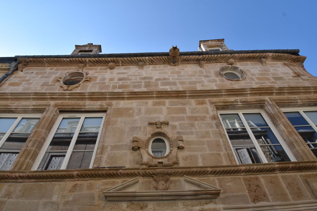 façade sur rue, vue partielle