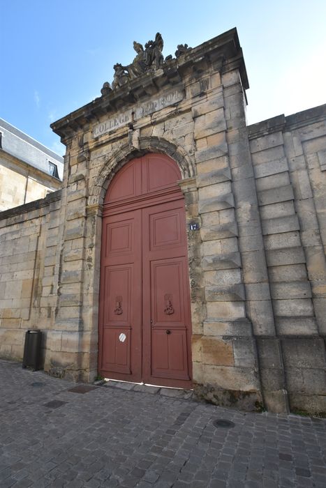 portail monumental sur rue d’accès à la cour intérieure