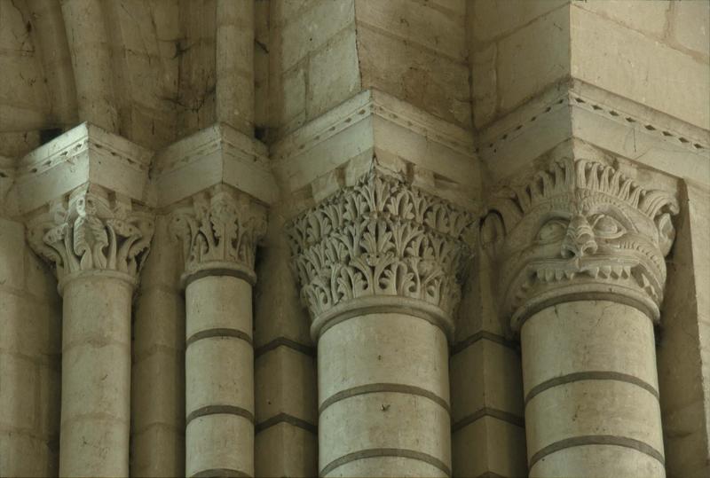 Intérieur : chapiteaux sculptés sur colonnes