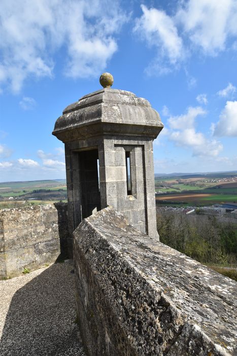 détail d’une échauguette, rempart est, face à la chapelle de l’hôpital de la Charité