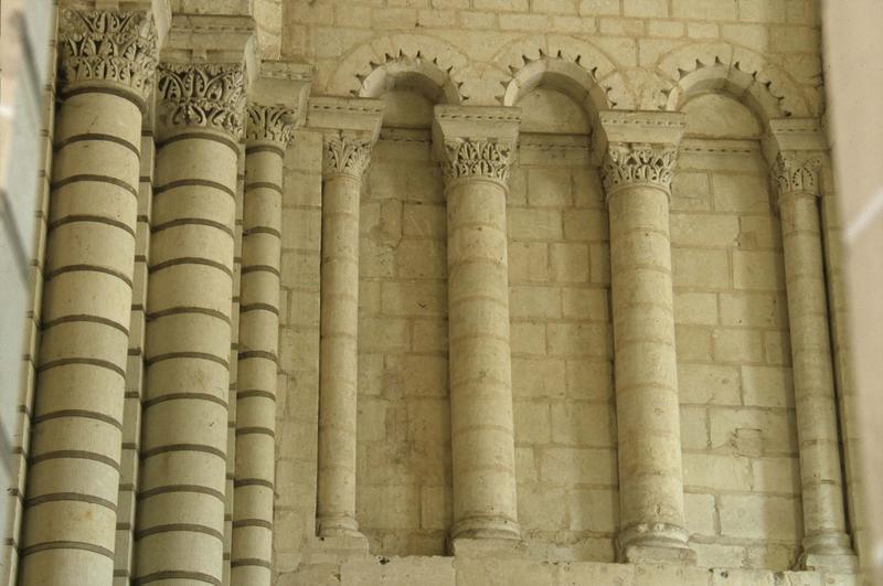 Intérieur : arcade à chapiteaux sculptés sur colonnes