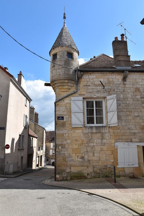 façade sur rue, vue partielle