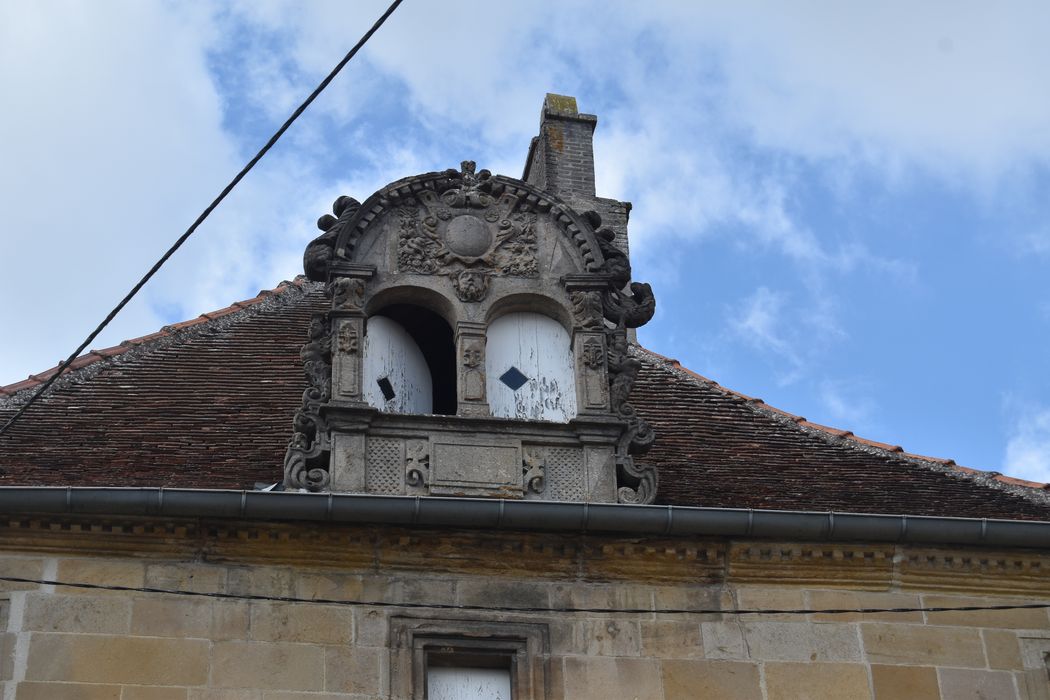 façade sur rue, détail de la lucarne