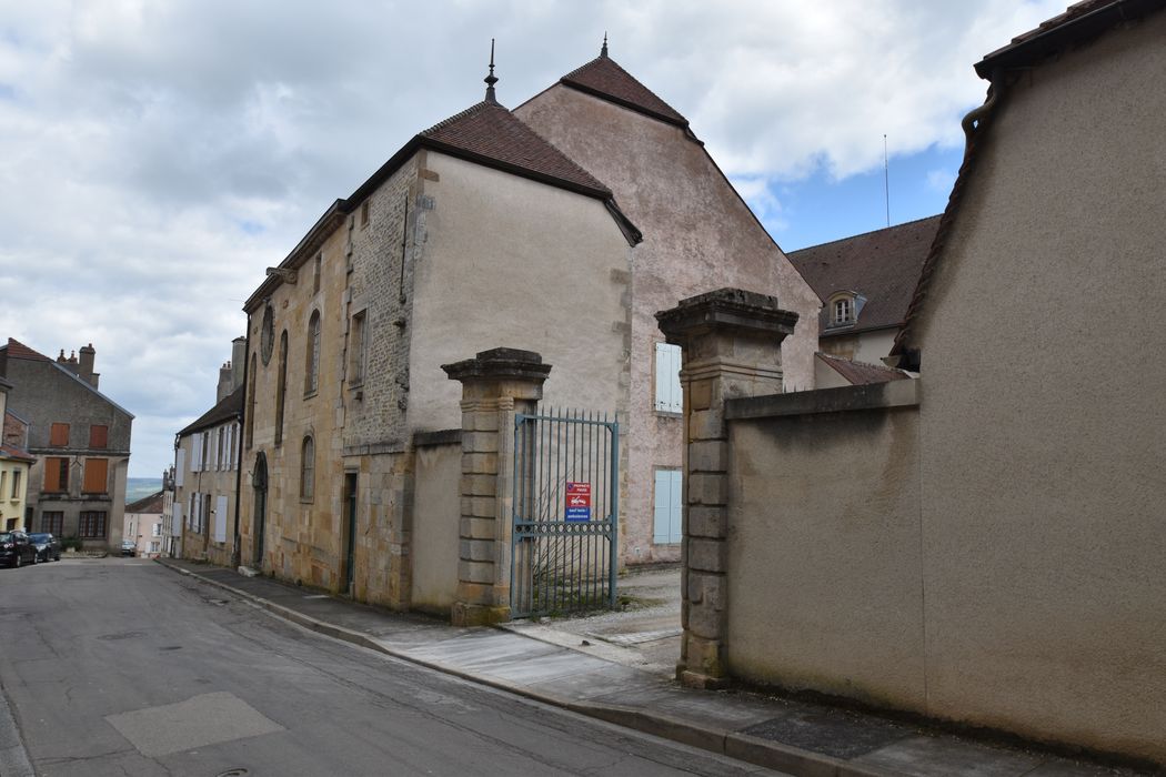 grille d’accès ouest à la cour intérieure