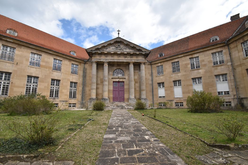 ensemble sur la cour intérieure