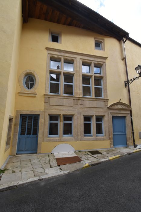 façade sur la rue du Chanoine Defay, vue partielle