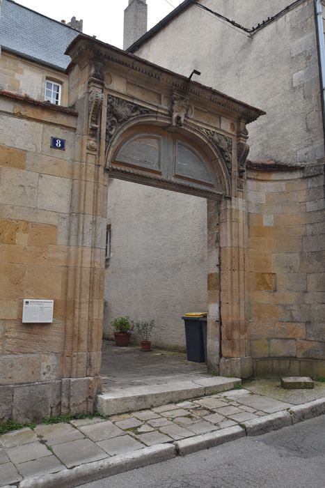 portail monumental sur rue d’accès à la cour intérieure