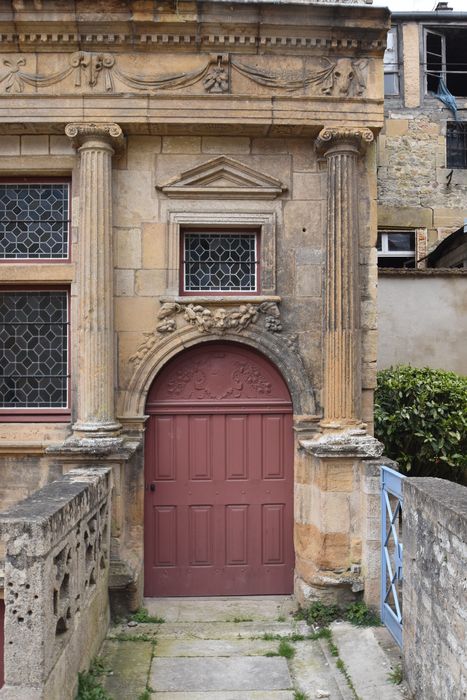 porte d’accès sur cour