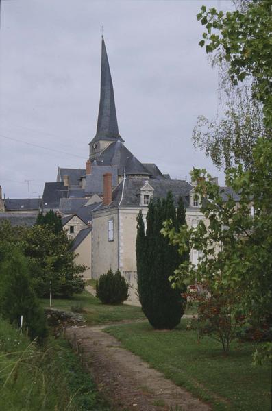 Flèche torse du clocher depuis des maisons