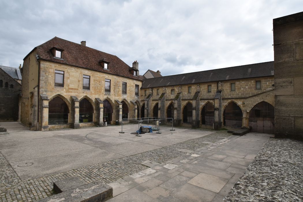 cloître, ailes sud et est, façades nord et ouest