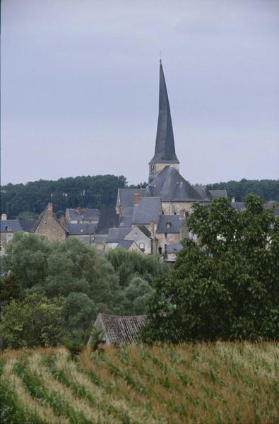 Flèche torse du clocher depuis des maisons