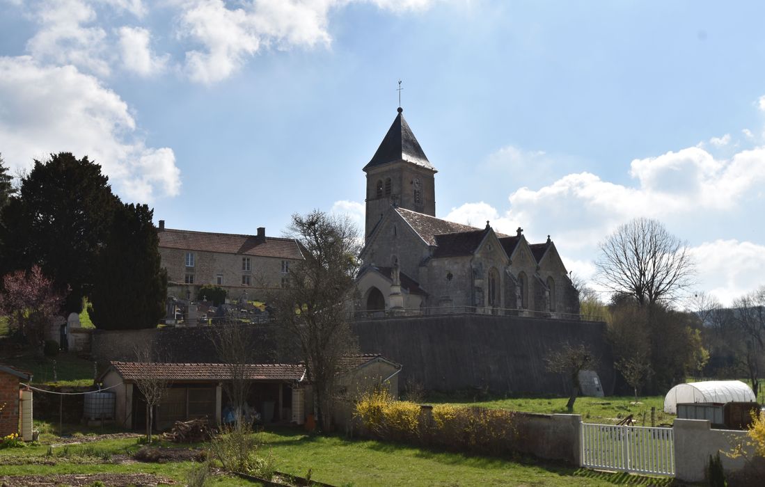 vue générale de l’église dans son environnement depuis l’Ouest