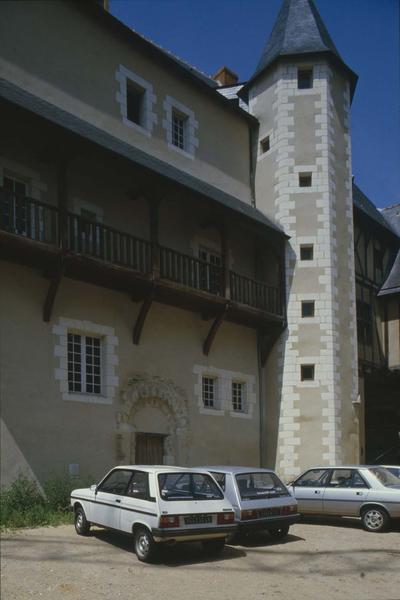 Tourelle et balcon sur la cour arrière