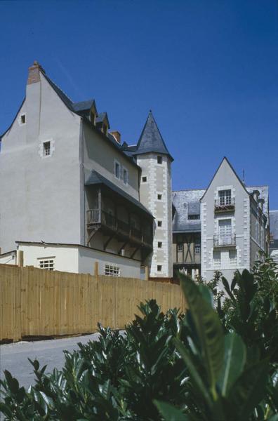 Façade arrière : tourelle et balcon