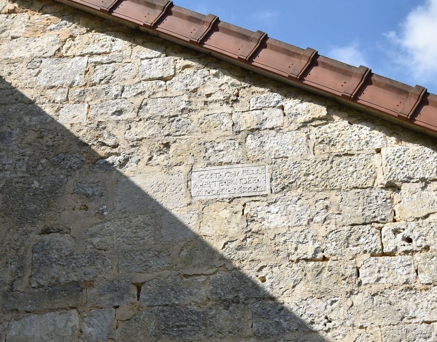 façade latérale nord, mur est, détail d’une inscription