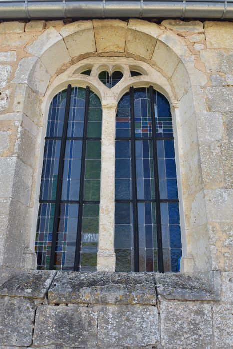 façade latérale nord, détail d’une baie présentant des inscriptions