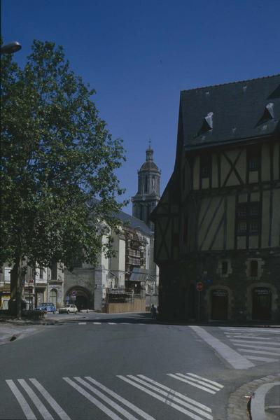 Façade à pans de bois côté de la place de la laiterie