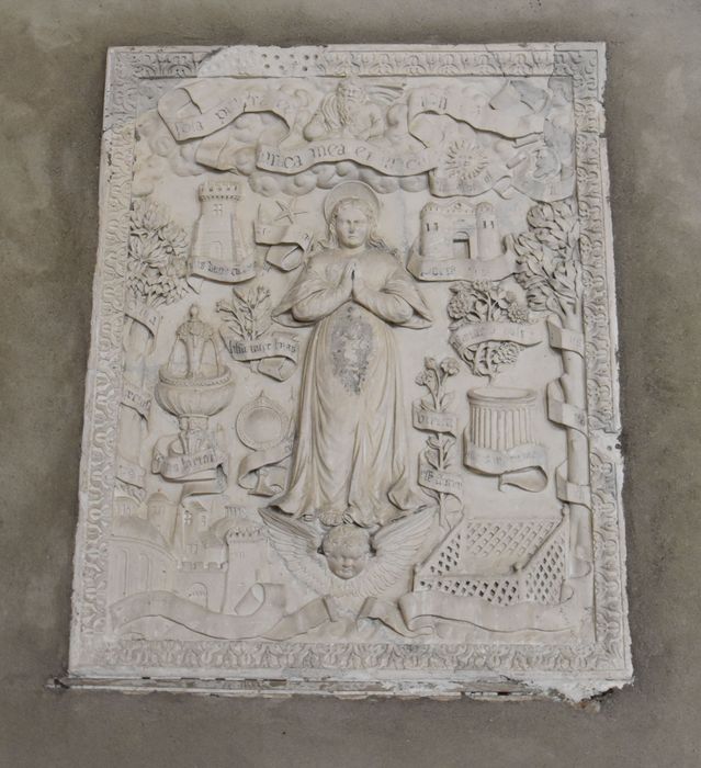 bas-relief : la Vierge entourée des emblèmes des litanies