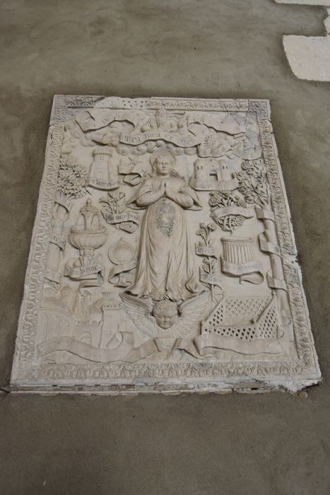 bas-relief : la Vierge entourée des emblèmes des litanies