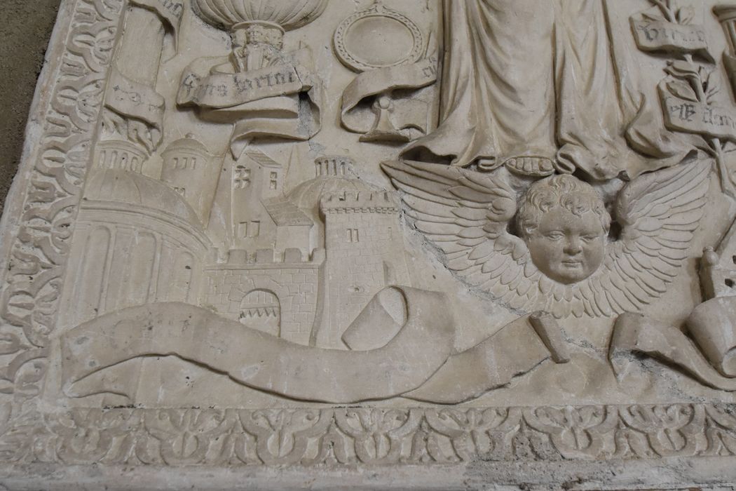 bas-relief : la Vierge entourée des emblèmes des litanies, détail