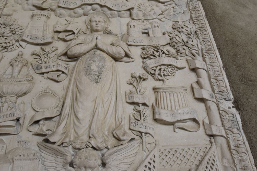 bas-relief : la Vierge entourée des emblèmes des litanies, détail