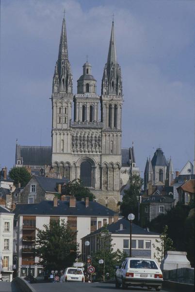 Clocher et flèches, côté ouest, depuis des maisons