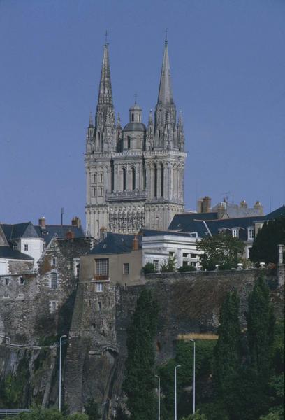 Clocher et flèches, côté ouest, depuis des maisons