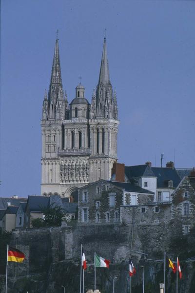 Clocher et flèches, côté ouest, depuis des maisons