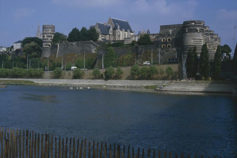 Aux bords du Maine : tours du château, flèches de la cathédrale et églises