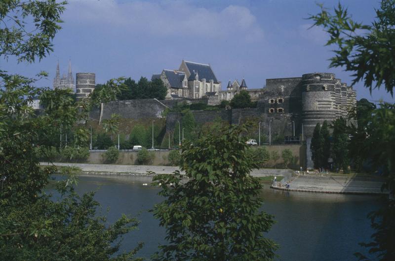 Aux bords du Maine : tours du château, flèches de la cathédrale et églises