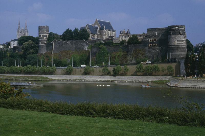 Aux bords du Maine : tours du château, flèches de la cathédrale et églises