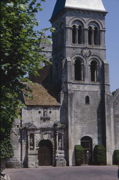 Façade ouest : clocher et portail