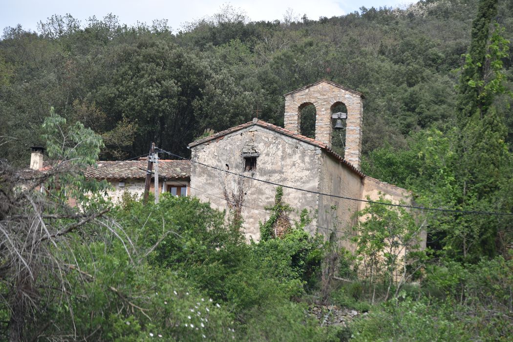 vue partielle de la chapelle dans son environnement depuis l'Ouest