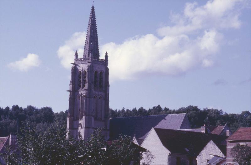 Vue éloignée sur l'ensemble est et le clocher