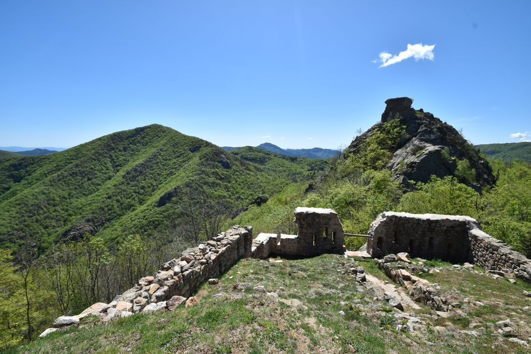 vue générale de la tour sud dans son environnement depuis la tour médiane (Mitjana) au Nord