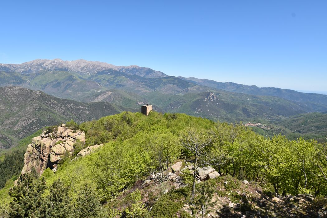 vue générale de la tour nord dans son environnement depuis la tour médiane (Mitjana) au Sud