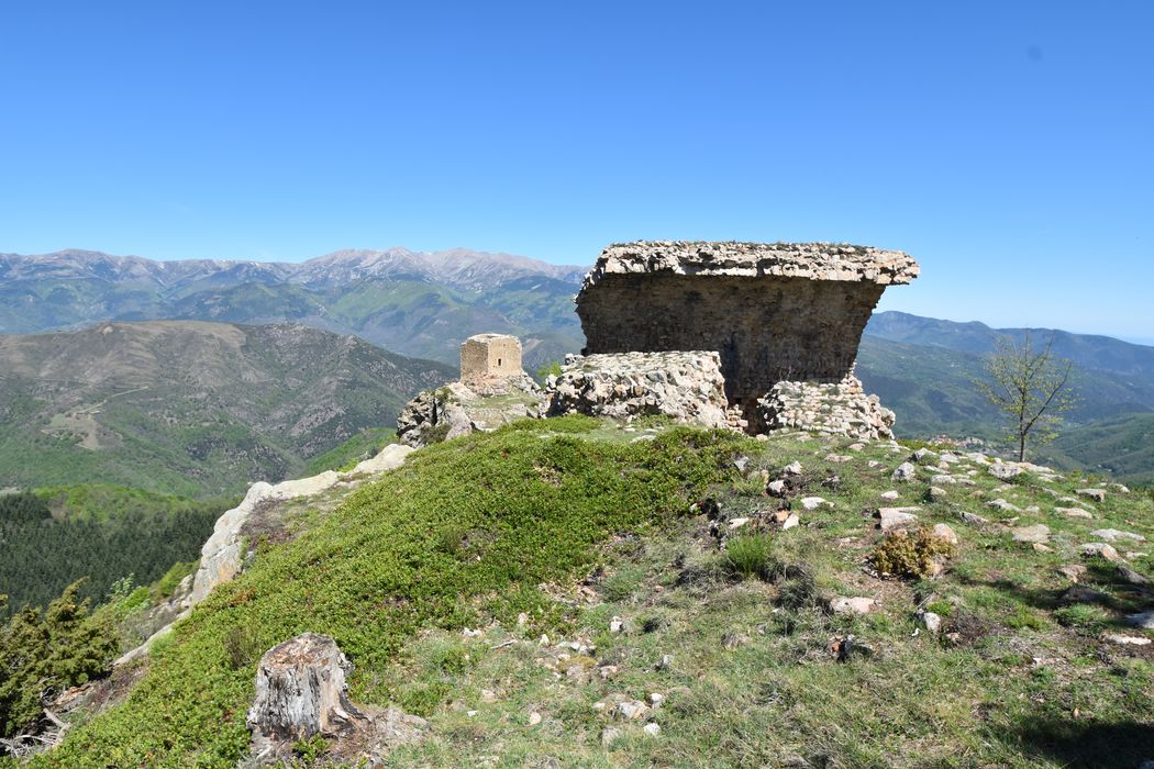 tour sud (El Castell), vue partielle des vestiges, au second  plan, la tour médiane dite Mitjana