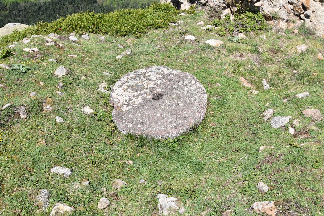 meule située dans l'enceinte de la tour sud (El Castell)