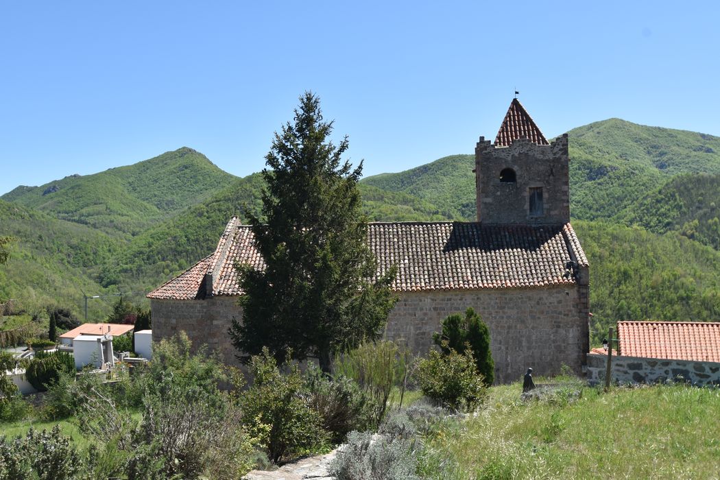 vue générale de l'église dans son environnement depuis le Nord