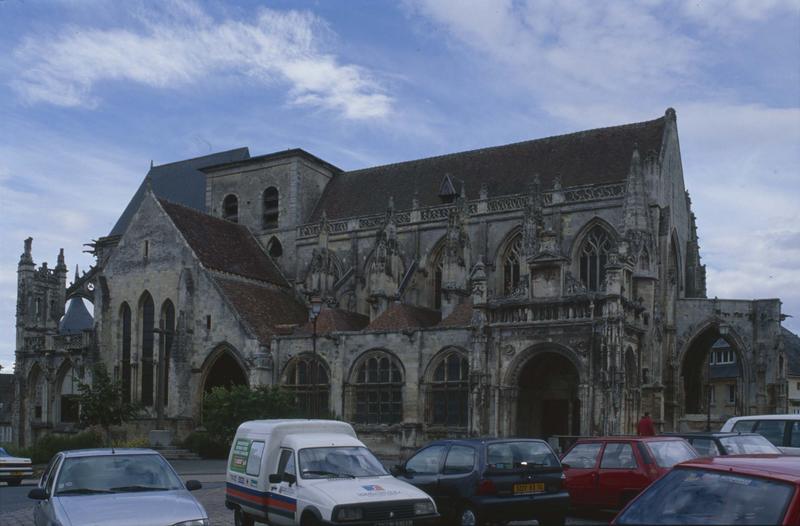 Ensemble nord sur une place animée