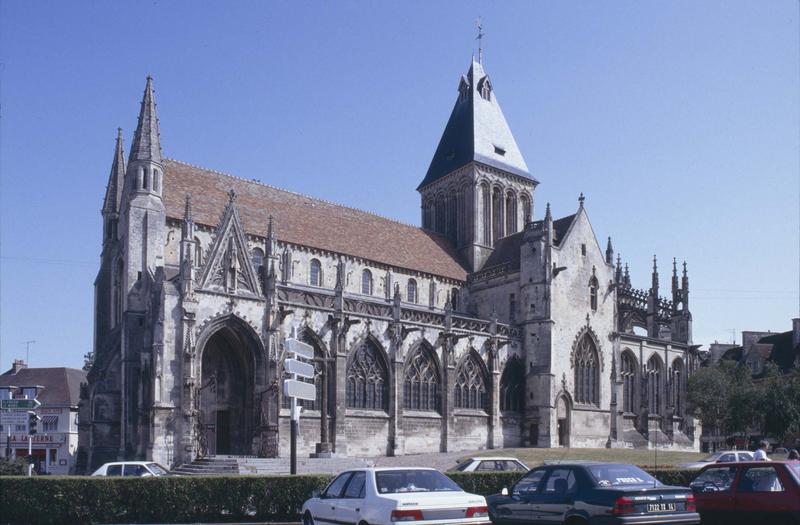 Ensemble sud sur une place animée