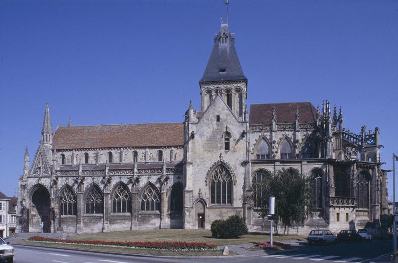 Façade sud sur une place