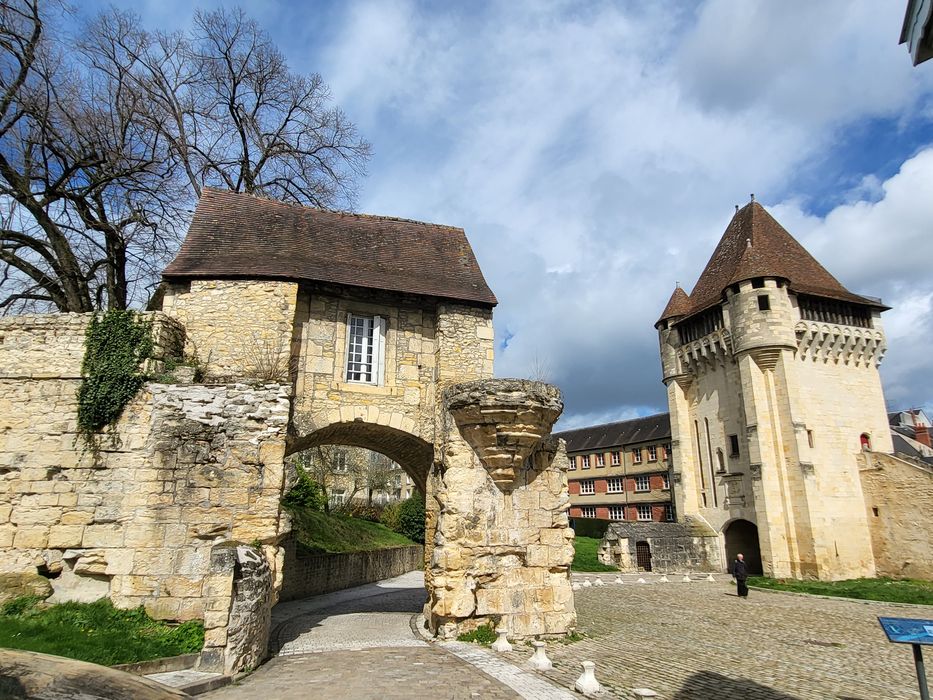 façade sud, à l’arrière plan la porte du Croux