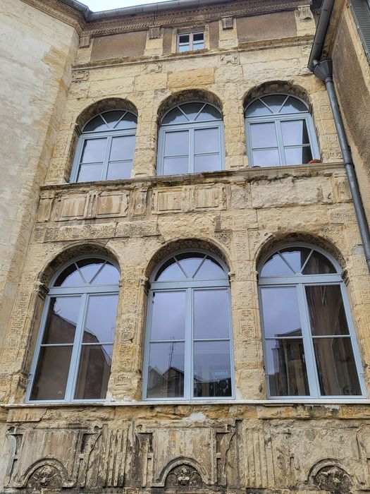 façade sur la cour intérieure, vue partielle