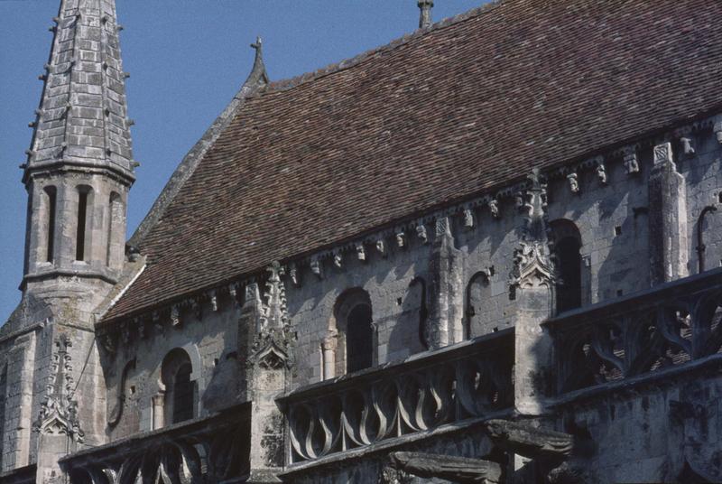 Façade sud : partie supérieure et clocheton