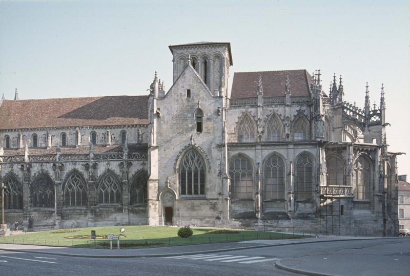 Façade sud sur une place