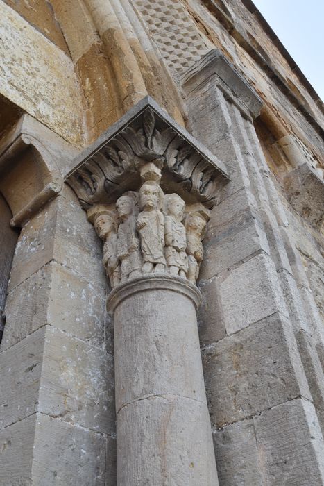 portail d’accès ouest, détail d’un chapiteau sculpté