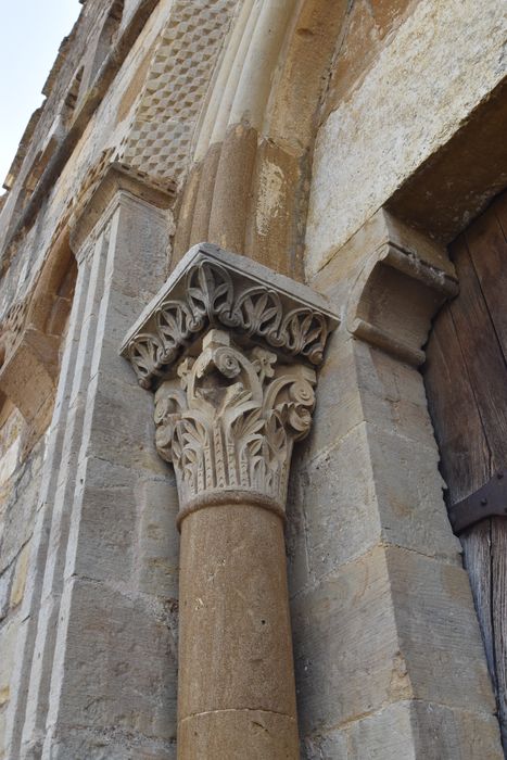 portail d’accès ouest, détail d’un chapiteau sculpté