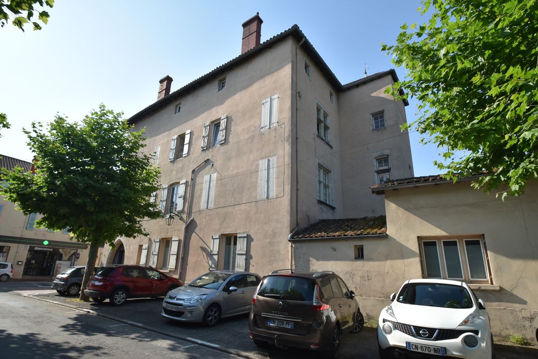 façades nord et ouest depuis la place du Marché